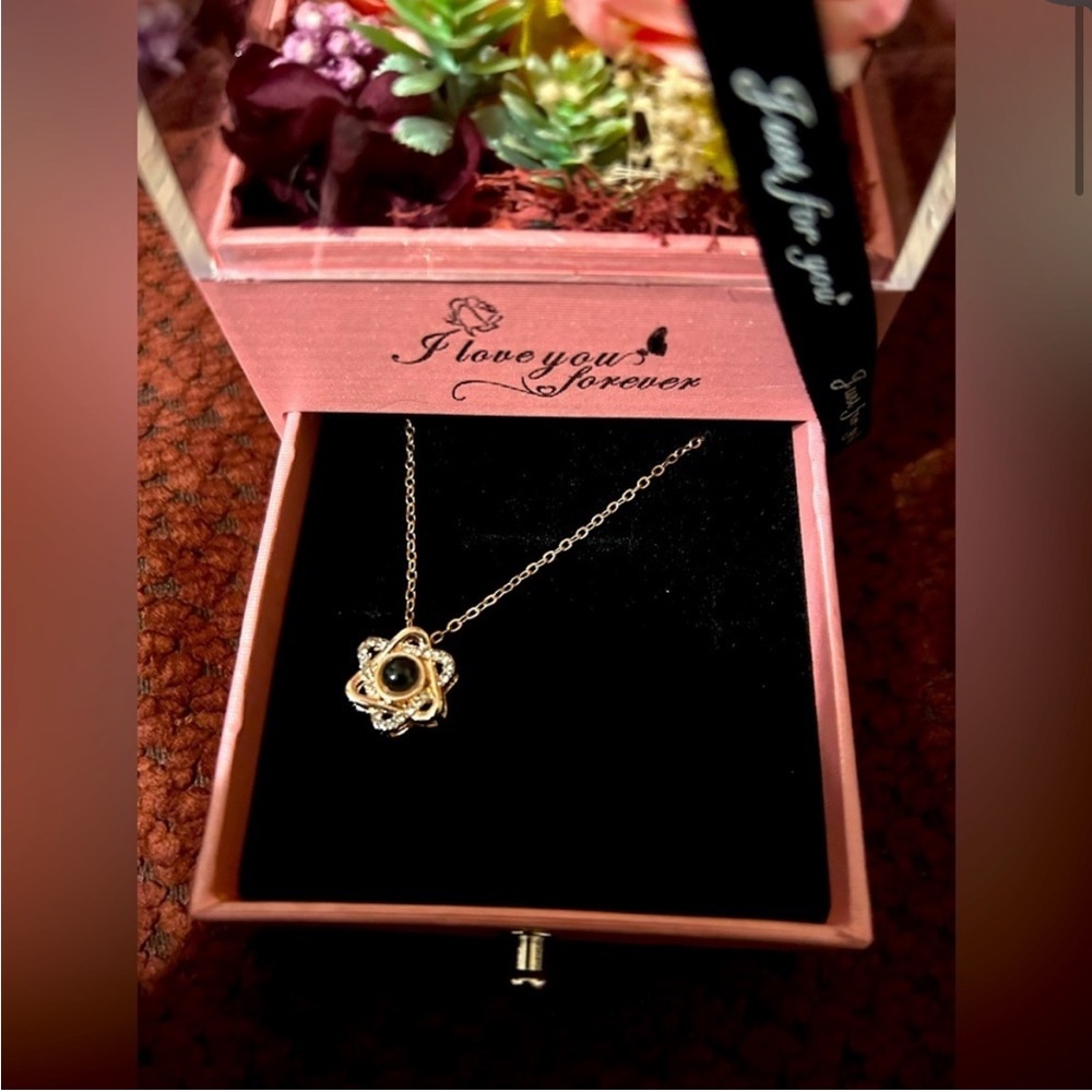 I love You in 100 languages Necklace and flower box